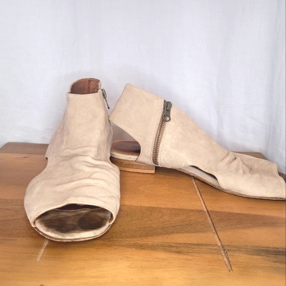 Leather sandals